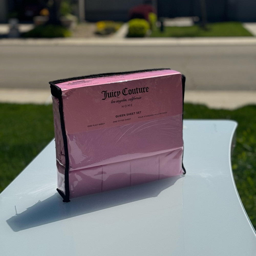 Juicy couture queen bed sheet set